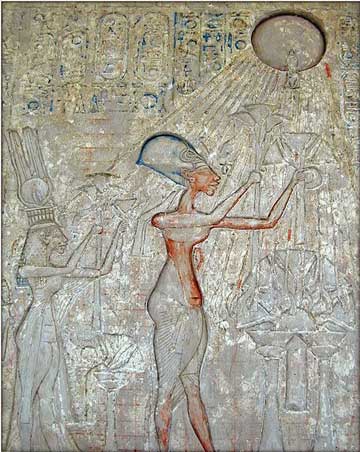 Blocco calcareo raffigurante Akhenaton e la sua famiglia intenti a venerare l'Aton. Museo egizio, Il Cairo
