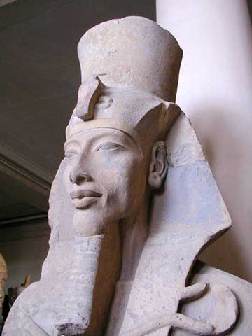 Busto colossale di Akhenaton, con tracce dei colori originari, proveniente dal Grande tempio di Aton ad Amarna (Museo egizio, Il Cairo)