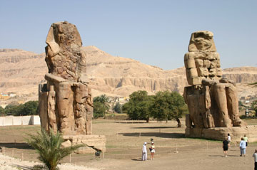 I Colossi di Memnone enormi statue di pietra del faraone Amenhotep III