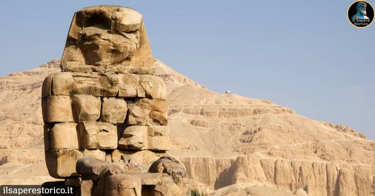 Uno dei Colossi di Memnone, statue di pietra del faraone Amenhotep III